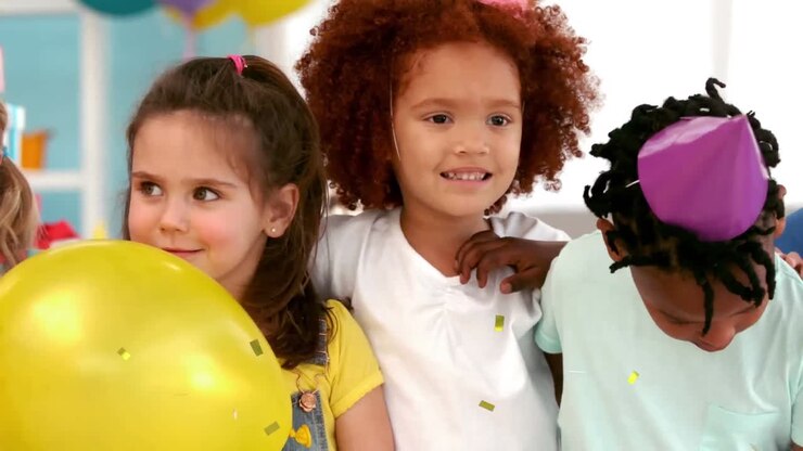 Animação de confetes dourados caindo sobre crianças diversas e felizes se divertindo na festa
