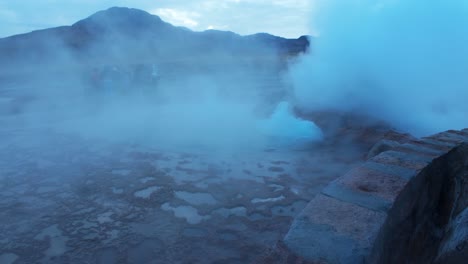 Cocer-Al-Vapor-Los-Géiseres-Del-Tatio-En-El-Desierto-De-Atacama-En-Chile,-Sudamérica