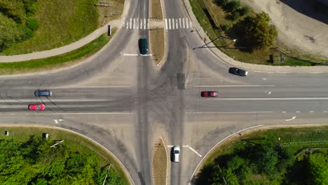 Vista-Aérea-De-La-Encrucijada-Y-Los-Coches-Que-Circulan-Por-Ella