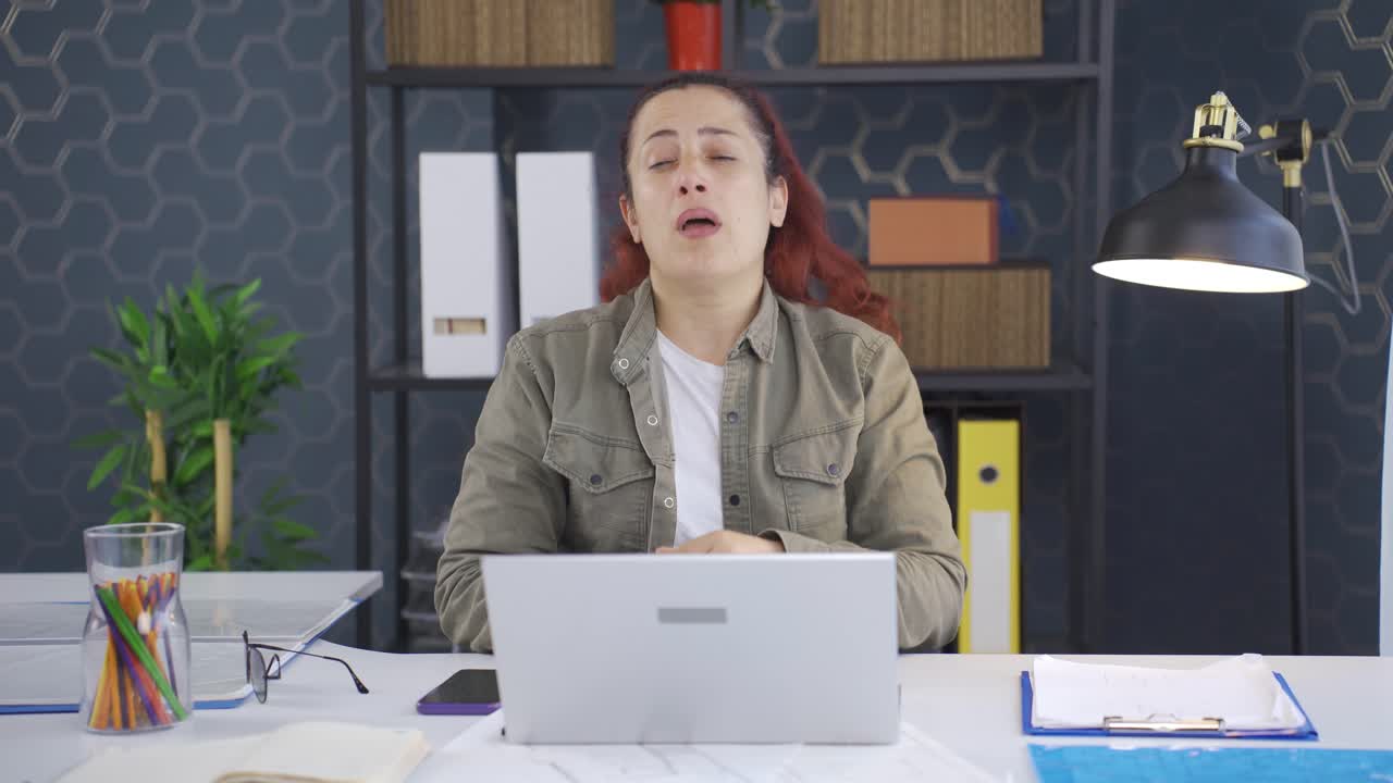 아픈 사업가 여자가 재채기하고 있어요.