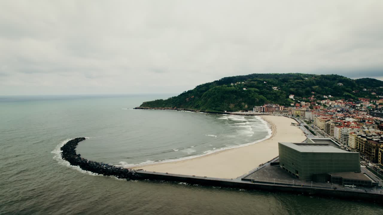 vista aérea de la ciudad costera con playa y edificio moderno