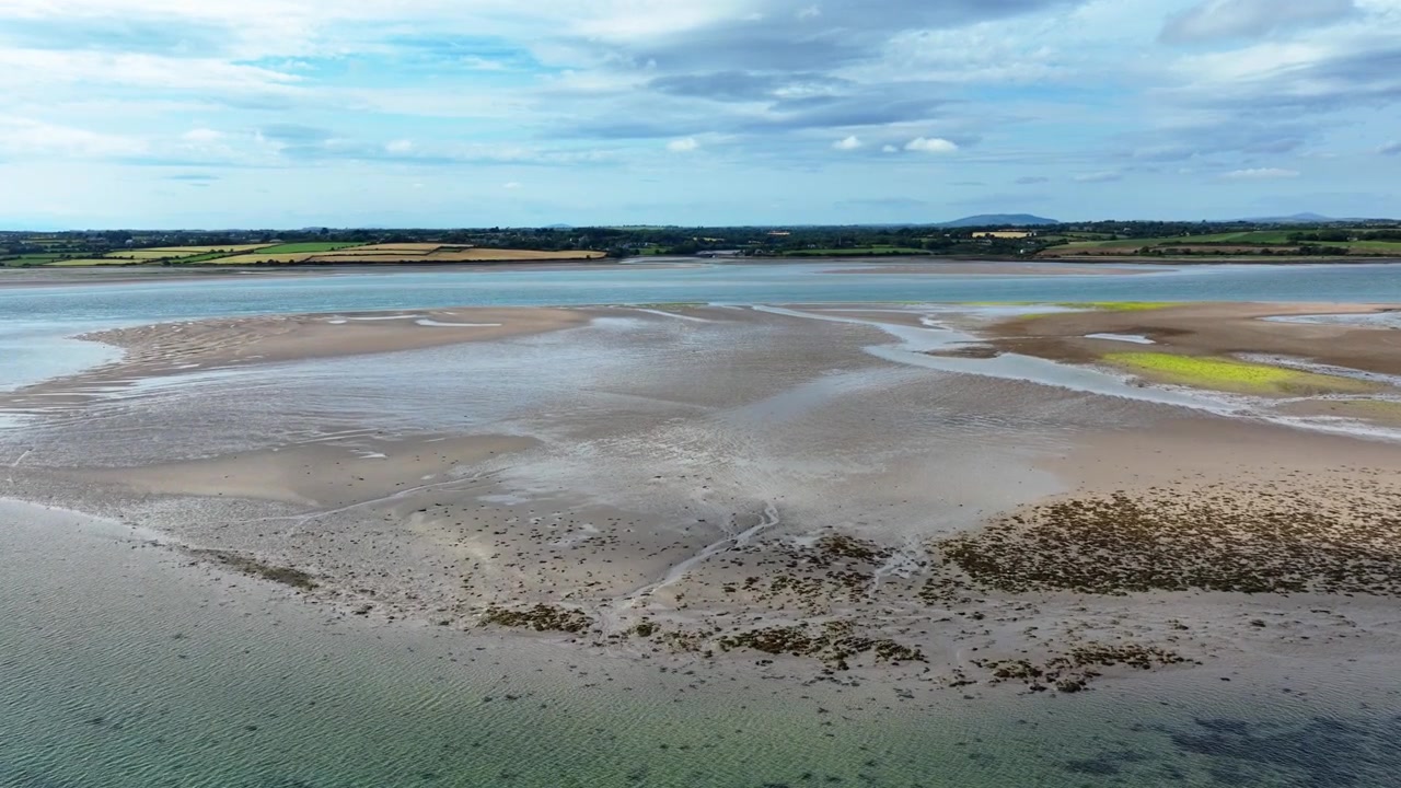 Irlands episke steder: droneflyvning over Bannow Bugt saltmøller, Wexfords historiske indløb fra havet på Wexfords kystlinje.