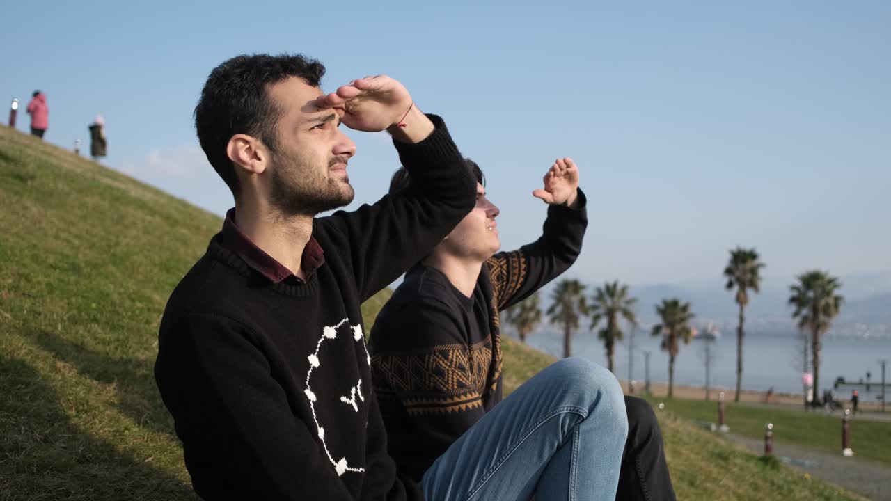 두 친구가 주위를 지켜보고 있습니다.