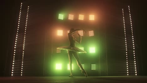 bailarina de ballet en la colorida iluminación del escenario