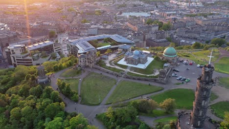 Edimburgo-Calton-Hill-Asombroso-Drone-Aéreo-Disparado-Al-Atardecer-Con-Vista-Al-Paisaje-Urbano