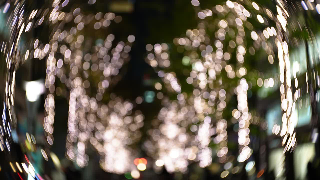 es una iluminación navideña en tokio tomada mientras caminas.