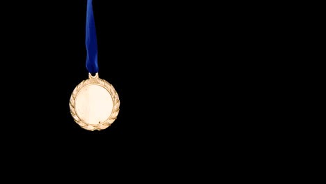 Hand-Hält-Medaille-Vor-Schwarzem-Hintergrund-4k