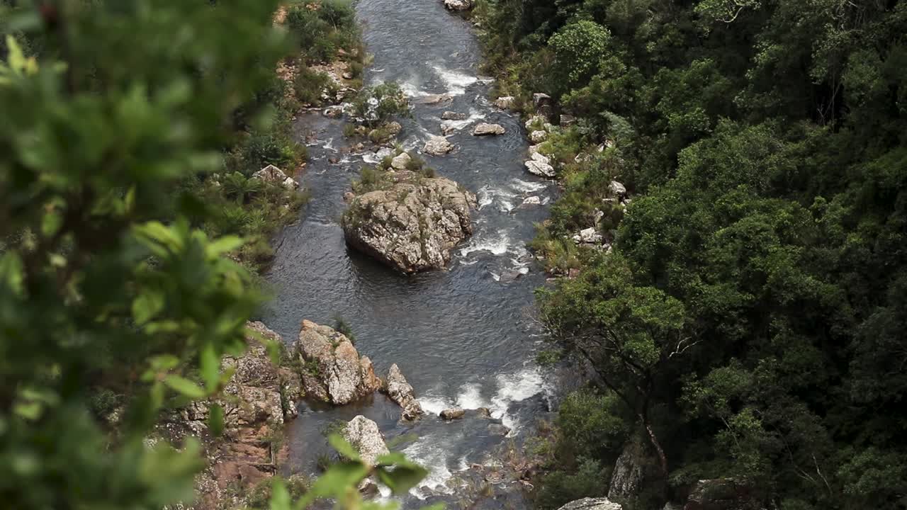 Inquadratura statica di massi in un fiume