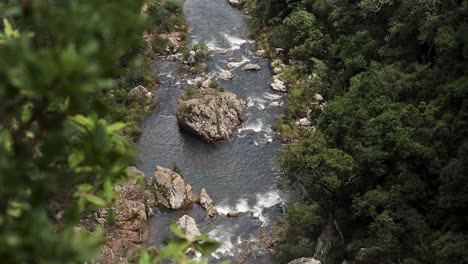 tiro estático de rocas en un río