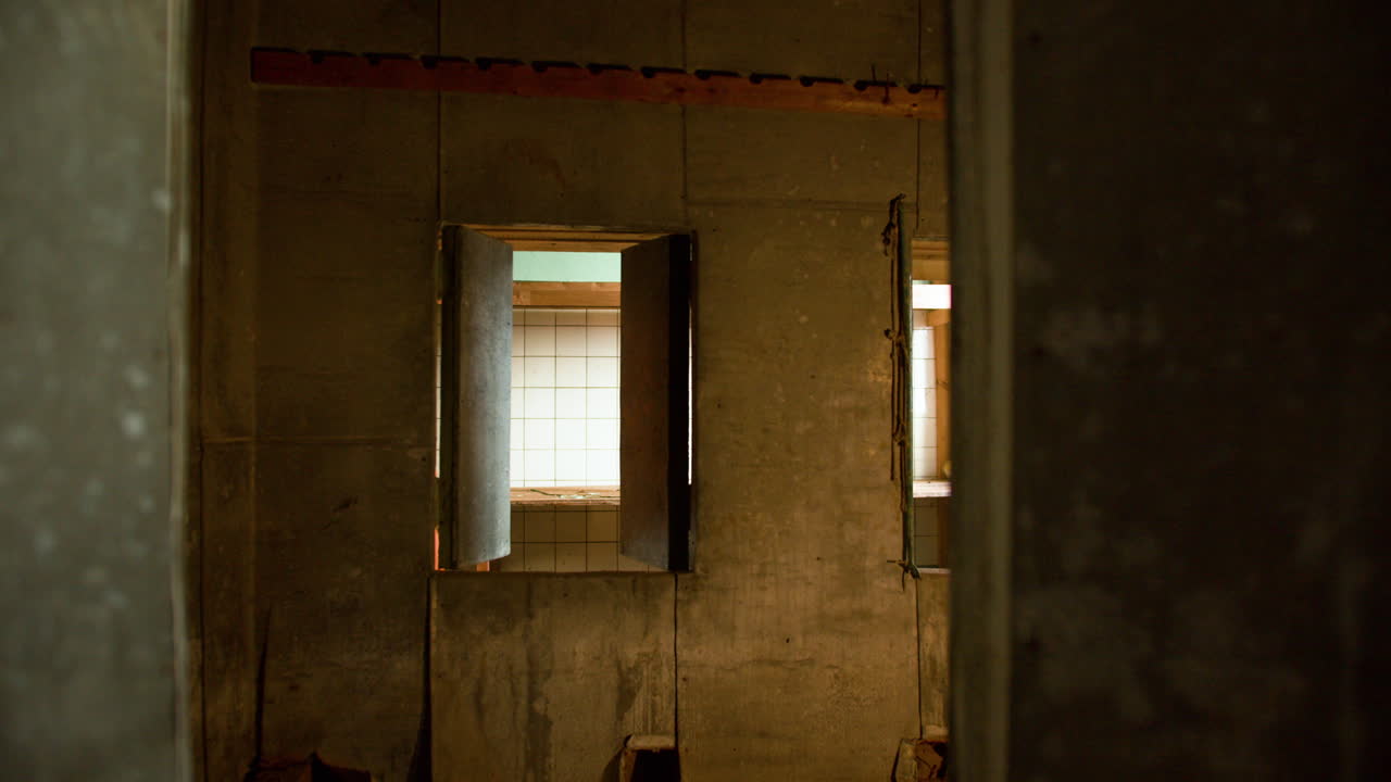 버려진 집에서 무서운 조롱거리