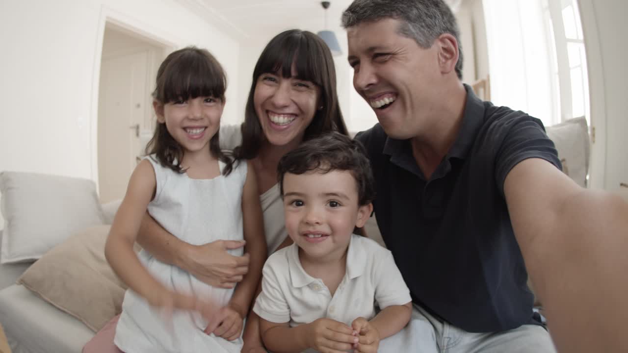Família feliz usando o telefone para uma videochamada