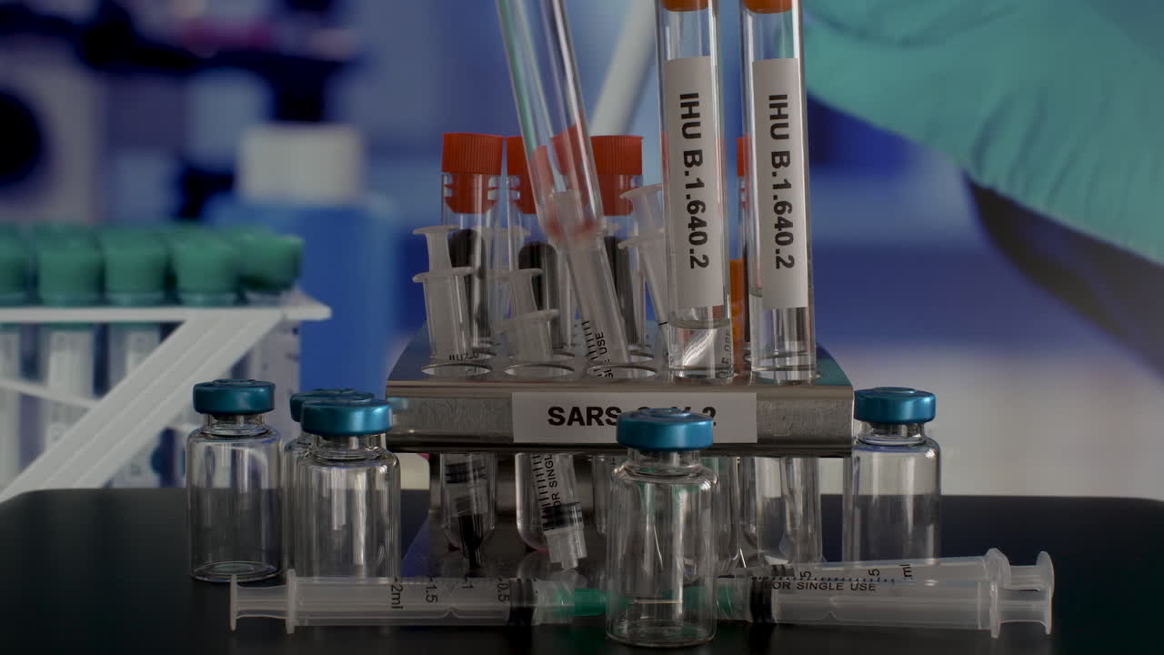 colocación de viales de tubo de ensayo omicron sars-cov-2 en la gradilla