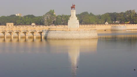 palacio en el medio del lago lakota, ciudad de jamnagar gujarat video de stock