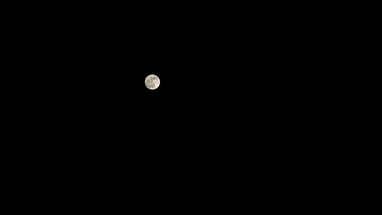 Plano fixo da lua cheia durante um céu noturno limpo