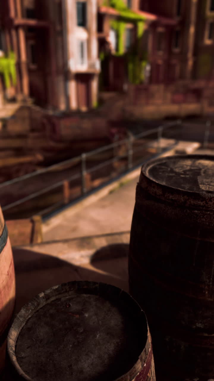 Vecchie botti di vino in legno in un porto di una città di mare