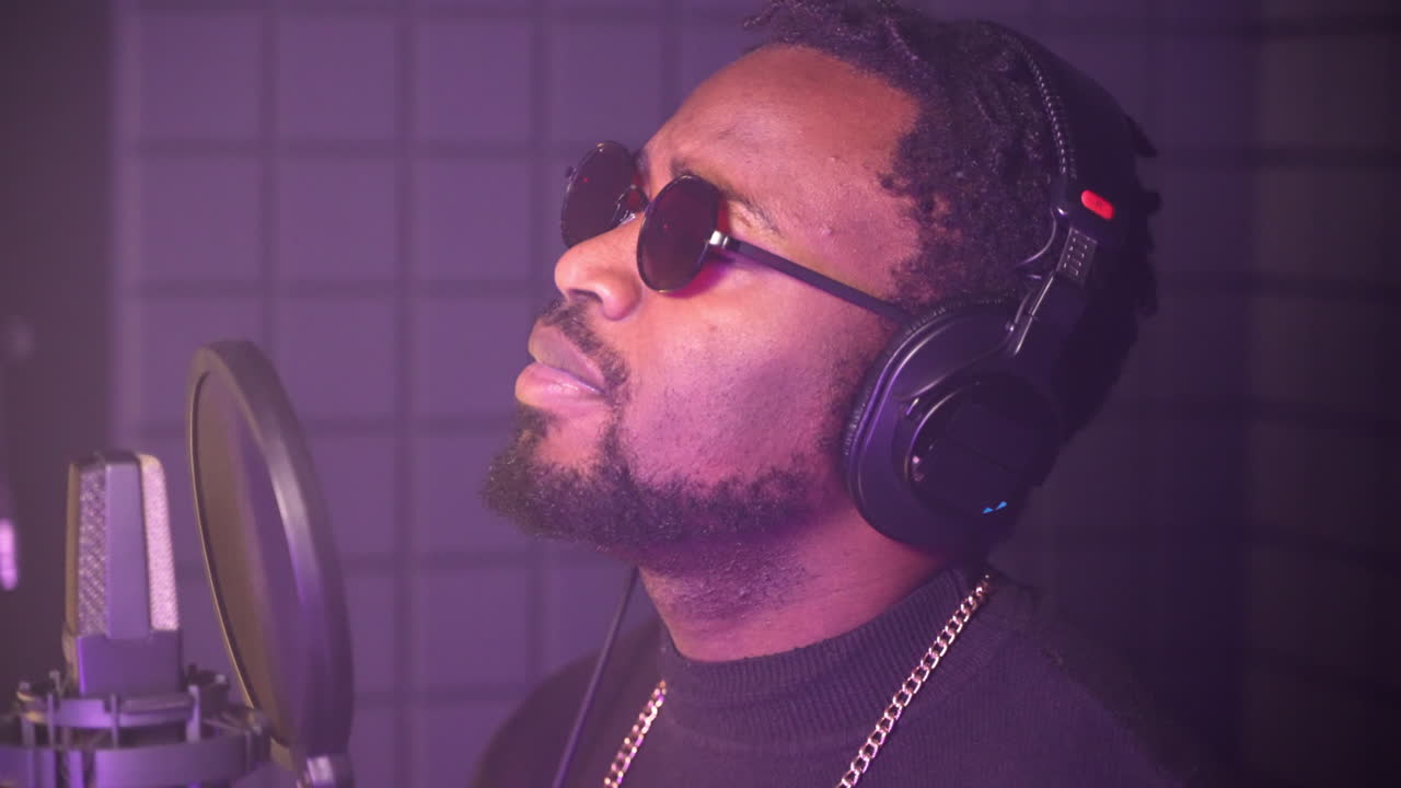 hombre grabando música en un estudio