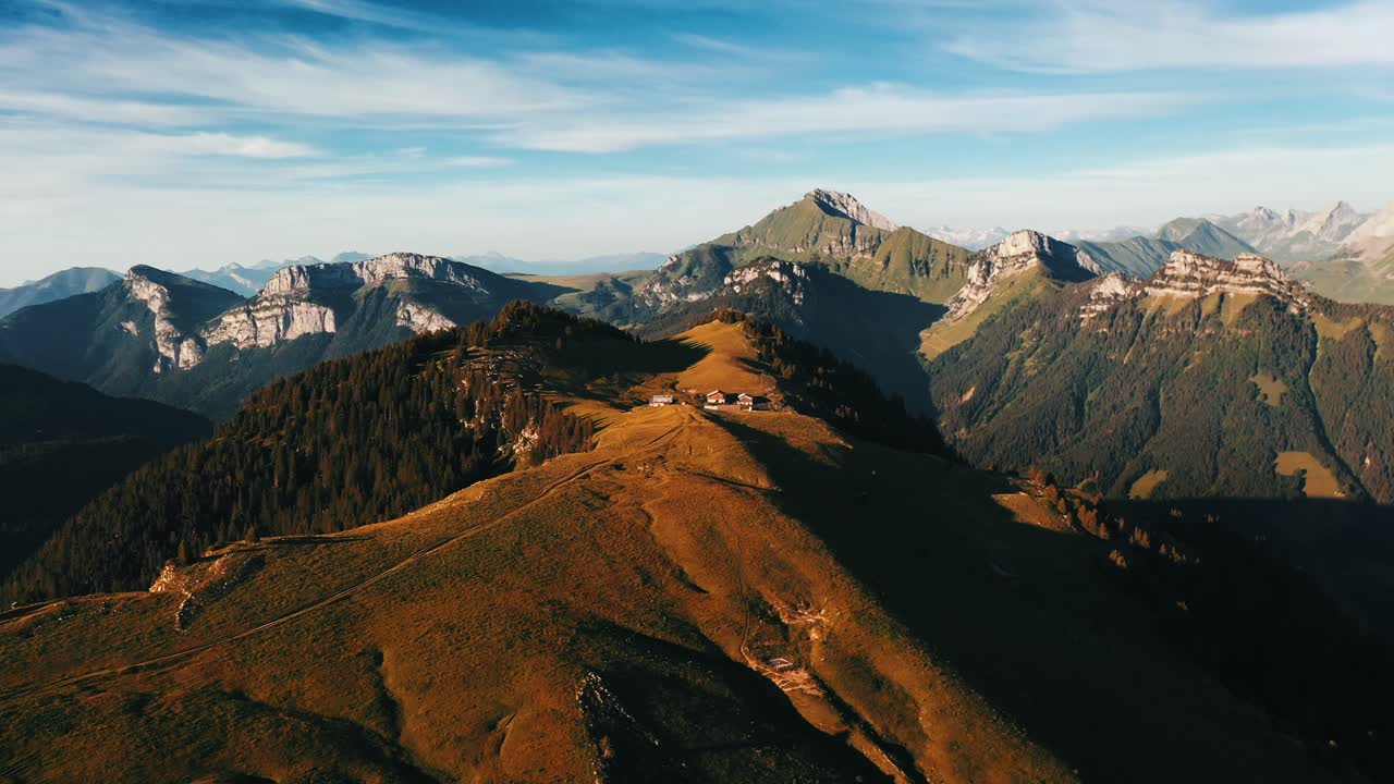hermoso pueblo de granjeros ubicado en la cima de la montaña en los alpes