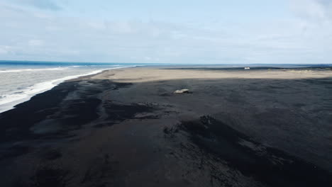 Das-Wrack-Eines-Alten-Holzbootes-An-Einem-Schwarzen-Sandstrand-In-Island