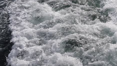 Nahaufnahme-Des-Aufgewühlten-Weißen-Kielwassers-Vom-Heck-Eines-Bootes,-Das-Den-Bosporus-In-Der-Türkei-überquert-–-Hoher-Winkel,-Nahaufnahme