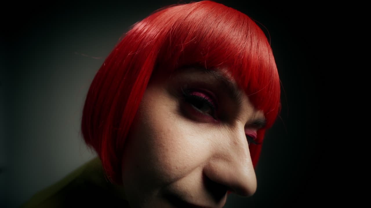 빨간 가발과 노란 셔츠를 입은 여자