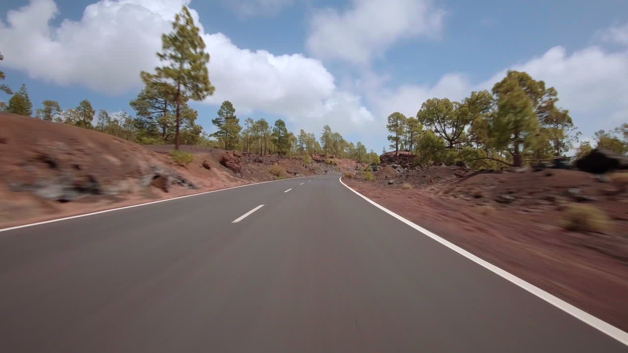 conducir un automóvil con cámara de acción adjunta en el parque nacional del teide tenerife