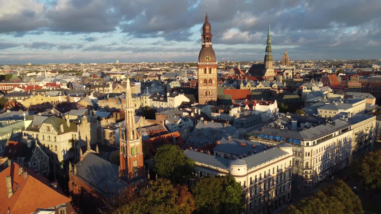 toma de drones del casco antiguo de la ciudad de riga