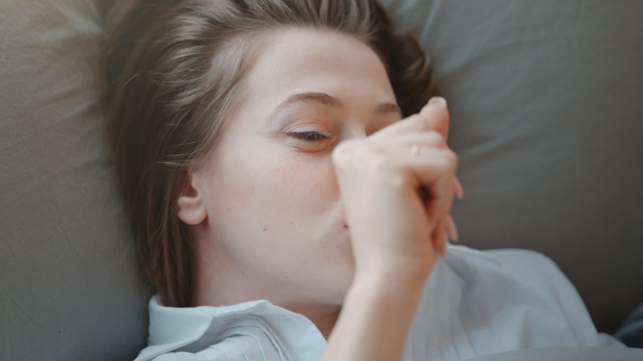 mujer despertando en la cama