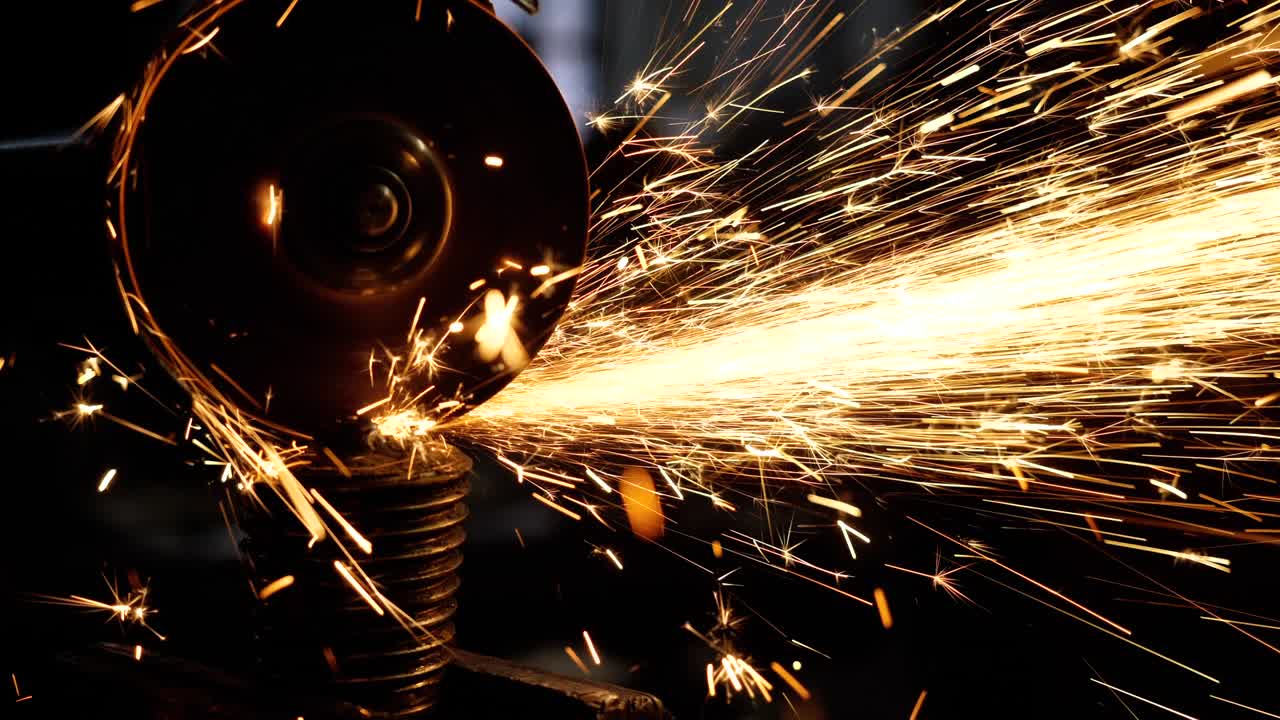 резка стальных деталей, металлообрабатывающие инструменты, рабочая сила для изготовления железных деталей, тепловые искры