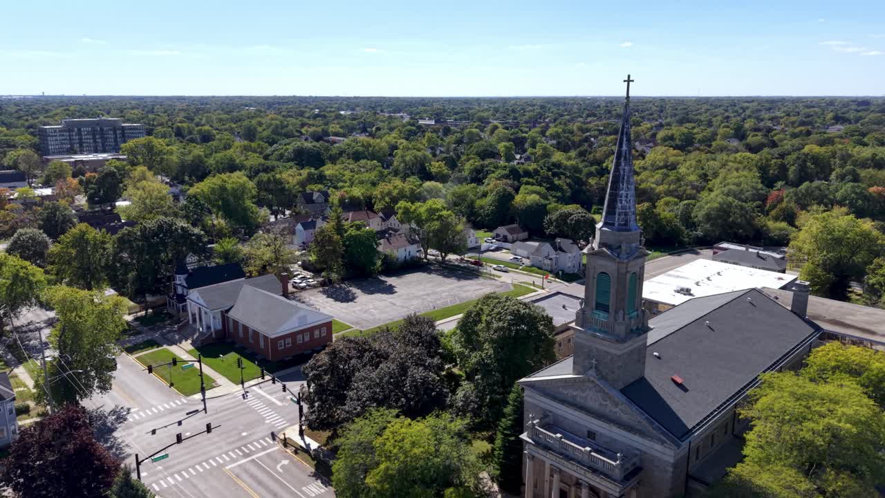 일리노이주 워키건에 있는 과거 교회 첨탑에서 항공 푸시 인