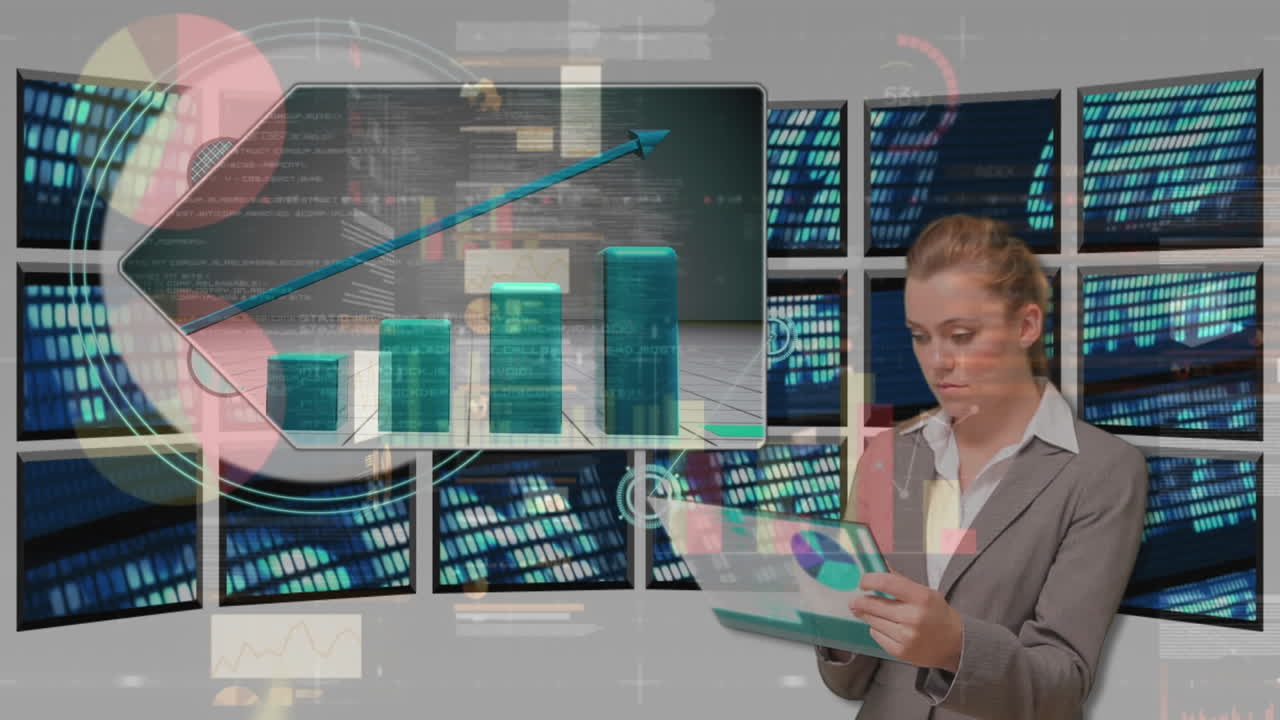 animazione di una donna d'affari che utilizza tablet e schermi di interfaccia per elaborare dati