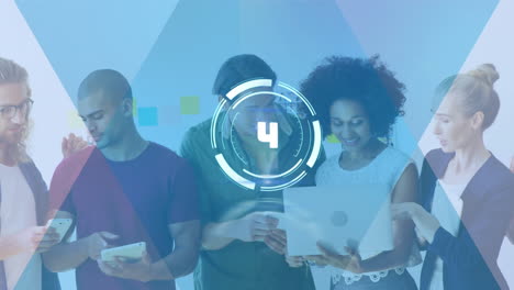 animación de escaneo de alcance con cuenta atrás sobre personas de negocios que utilizan dispositivos electrónicos