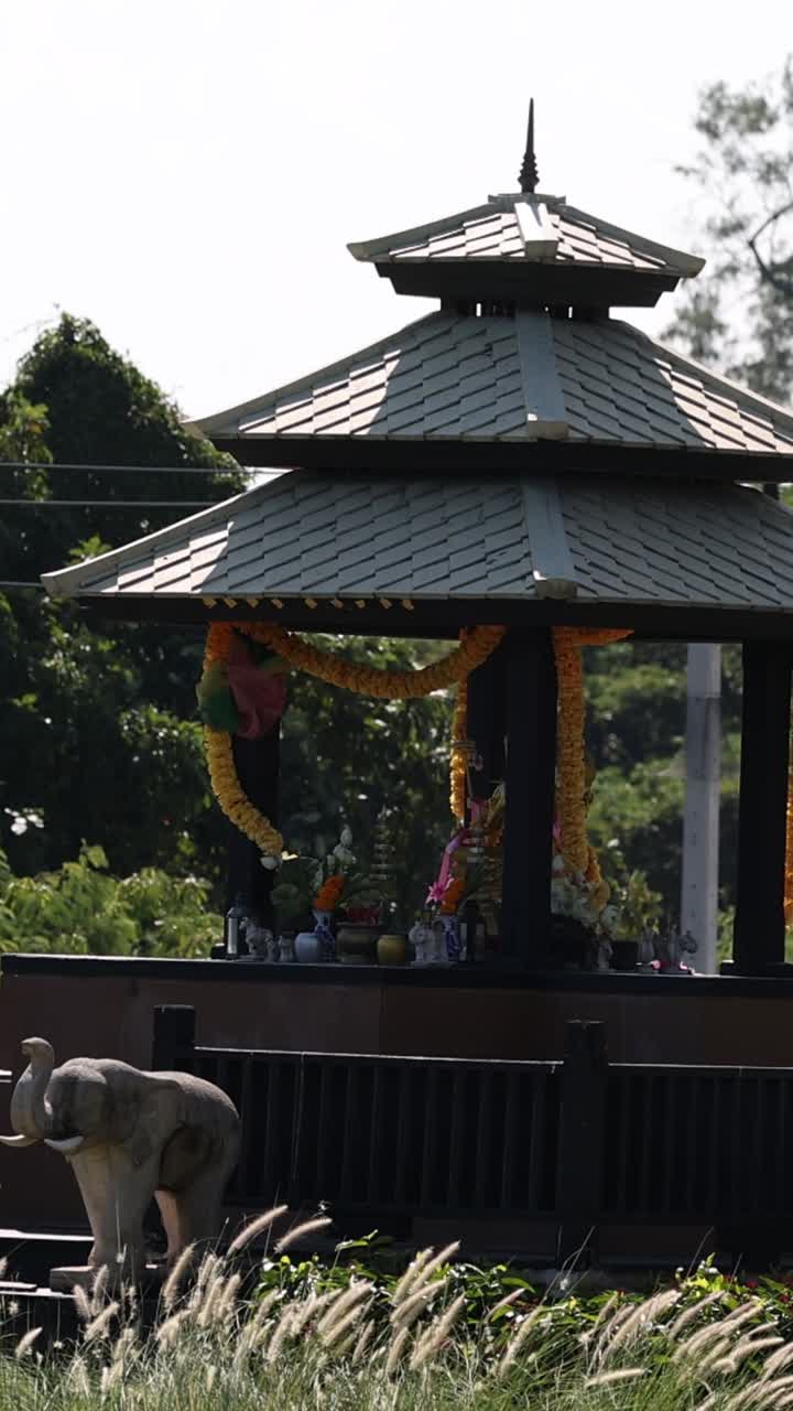 elefantes caminando por una estructura tradicional asiática