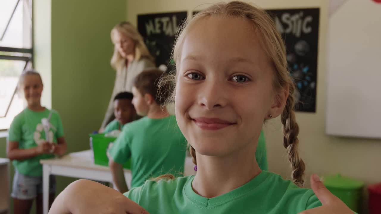 chica con camiseta de símbolo de reciclaje sonriendo