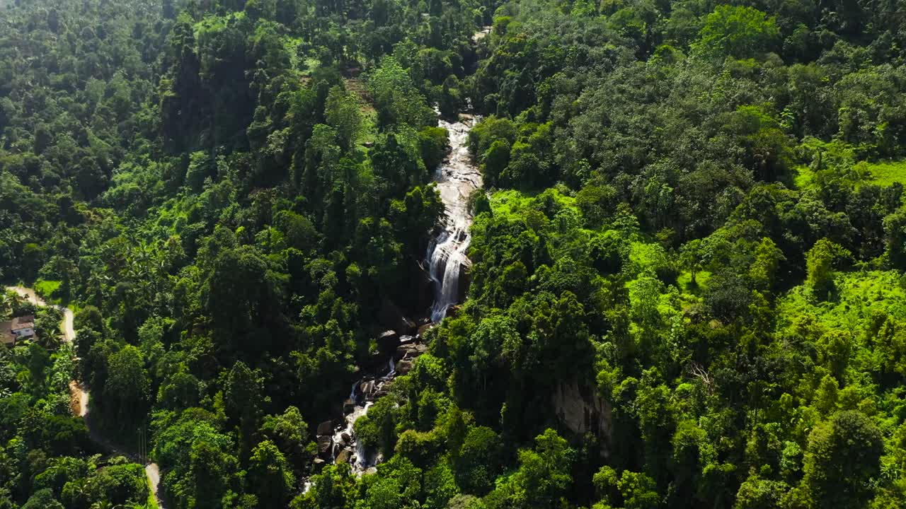 una cascada tropical en un cañón de montaña rodeado de selva. sri lanka.