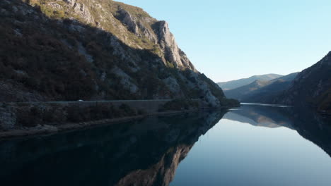 carretera escénica en el paisaje del río de montaña de bosnia, vista aérea