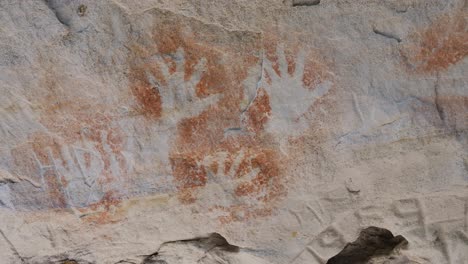 historias de ensueño pintadas en antiguas paredes de cuevas creadas por los aborígenes bidjara y karingbal de australia.