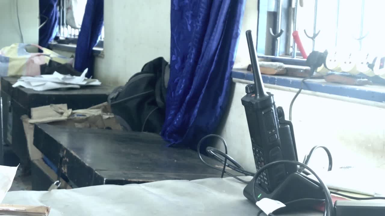 Poliisin radiopuhelin latautumassa toimistossa.