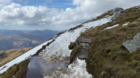 Schmelzender-Schnee-Auf-Dem-Gipfel-Des-Ben-Lomond