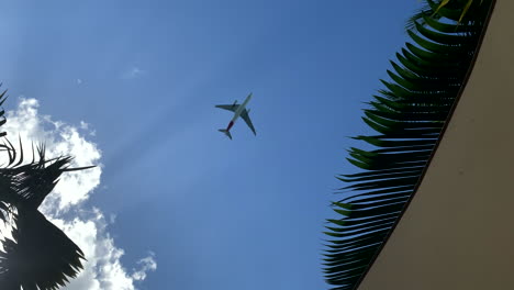 Plane-passing-overhead-at-low-altitude-during-sunshine