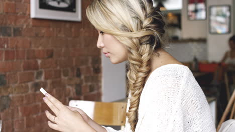 Mujer-Asiática-Comprando-Un-Teléfono-Inteligente-En-Línea-En-Una-Cafetería-Tomando-Café