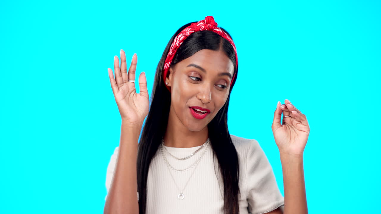 mujer india feliz y emocionada.