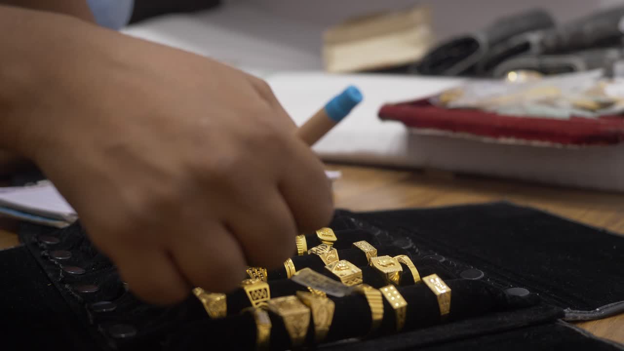 홀마크 된 디자이너 금 보석, 금 손가락 반지, 클로즈업의 카운팅을하는 판매자