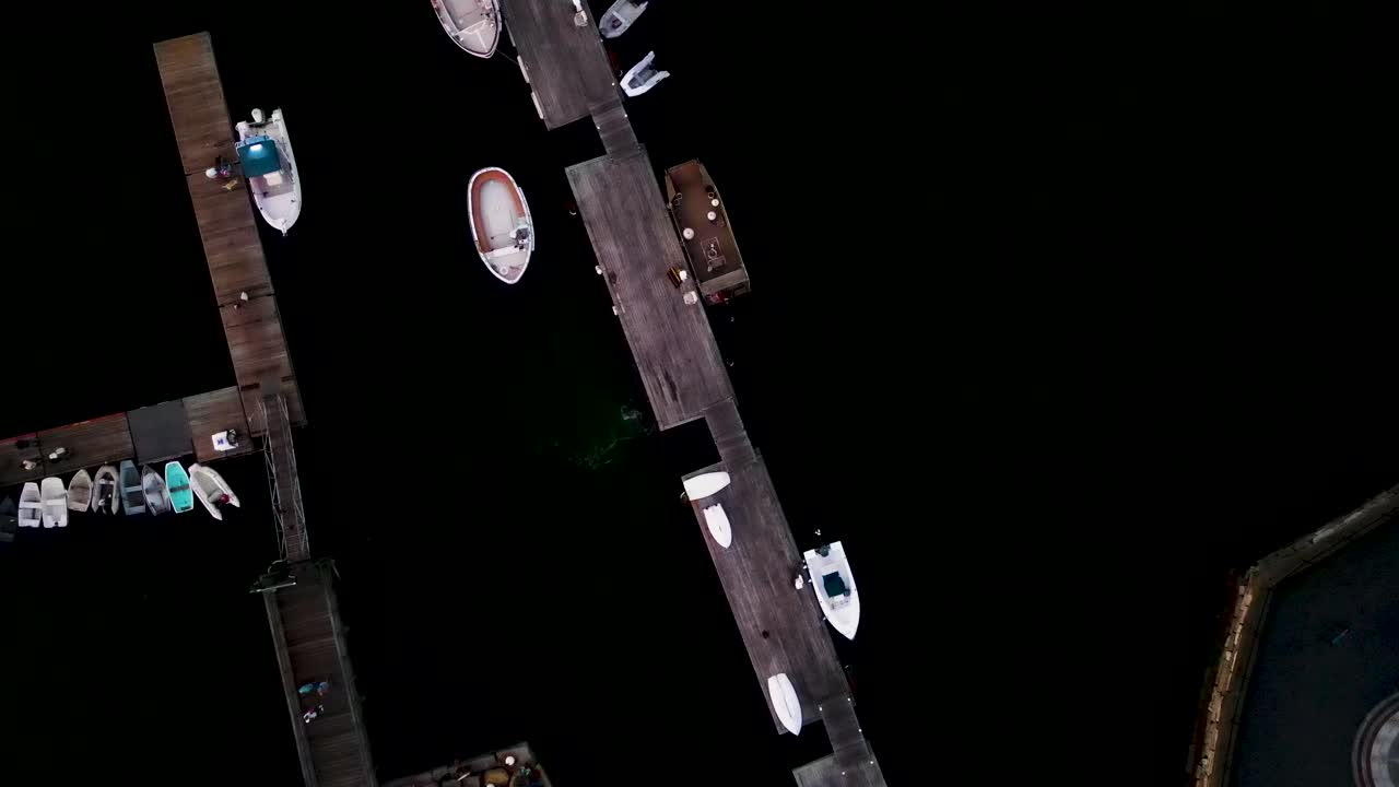 힝햄 항구 부두 활동과 낚시 보트 위로 촬영된 새의 눈 공중 드론 영상