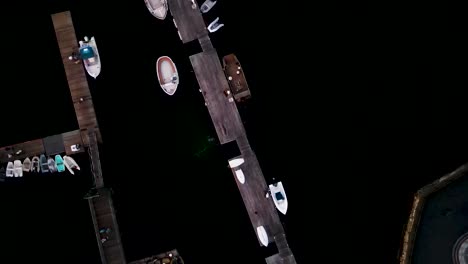 imágenes de drones aéreos a vista de pájaro tomadas sobre la actividad de los muelles del puerto de hingham y barcos de pesca