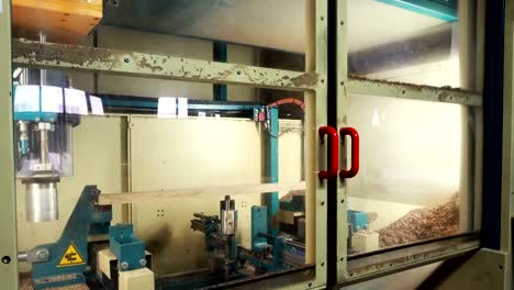 molienda de un panel de madera en una máquina moderna de carpintería