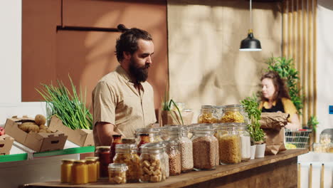 Shop-Kunde-Verwendet-Biologisch-Abbaubare-Papiertüte