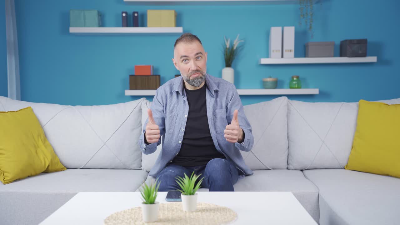 카메라를 보는 사람은 뉴스를 듣고 그것을 좋아합니다.