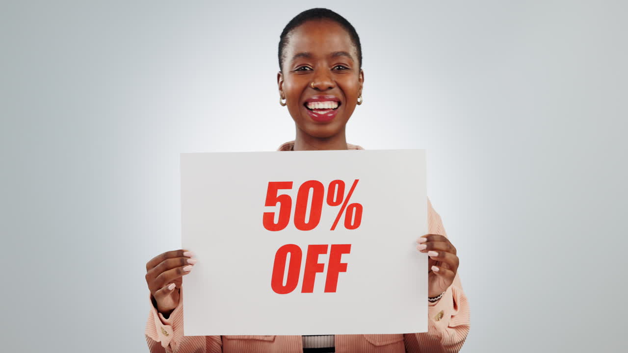 Promoção, placa e mulher com uma oferta