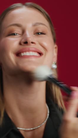 mujer en joyería de moda
