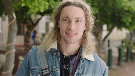 Retrato-De-Un-Atractivo-Joven-Caucásico-Estudiante-Riéndose-Feliz-Mirando-La-Cámara-Disfrutando-De-Un-Estilo-De-Vida-Independiente-En-El-Fondo-Urbano-De-La-Ciudad